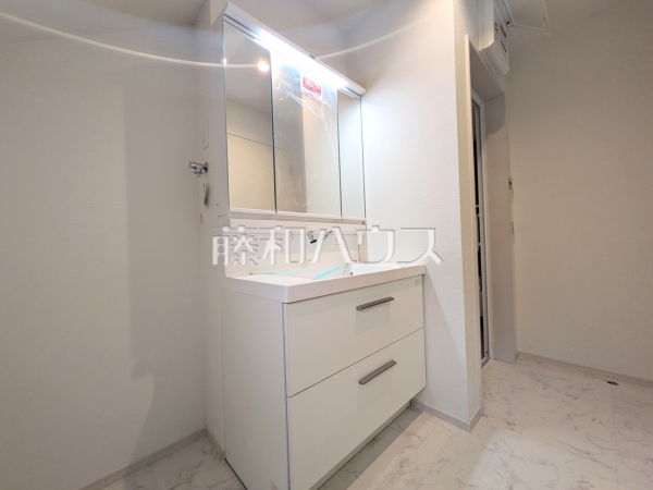 洗面室には三面鏡付きの洗面台。鏡の裏にも収納があり、歯ブラシや化粧品等もすっきり収納できて朝の準備がスムーズです 【練馬区富士見台2丁目】 洗面室には三面鏡付きの洗面台。鏡の裏にも収納があり、歯ブラシや化粧品等もすっきり収納できて朝の準備がスムーズです 【練馬区富士見台2丁目】