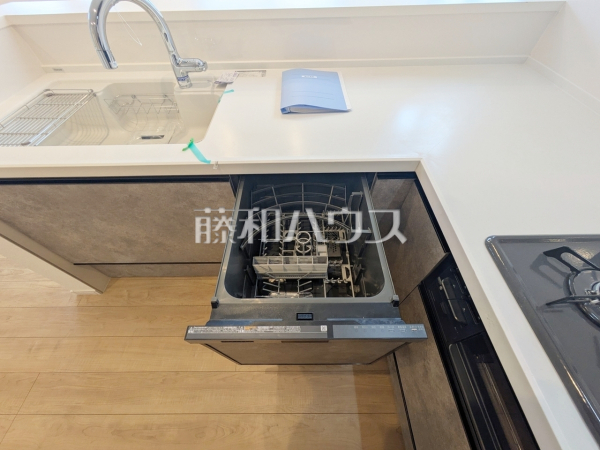 まとめ洗いができ、乾燥まで行ってくれる食器洗い乾燥機で食事の後片付けが楽になります。 【練馬区富士見台2丁目】 まとめ洗いができ、乾燥まで行ってくれる食器洗い乾燥機で食事の後片付けが楽になります。 【練馬区富士見台2丁目】
