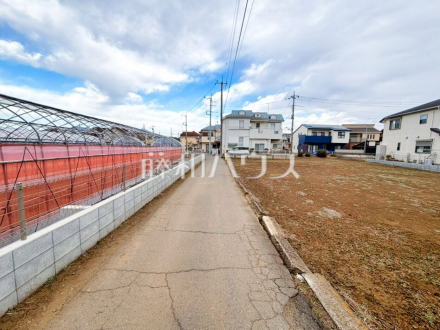 接道状況および現場風景 【東久留米市前沢1丁目】 建物のプレゼンをさせていただきますので、実際の完成イメージを思い描いていただくことができます。お気軽にお問合せ下さい。 /撮影日2026/01/11