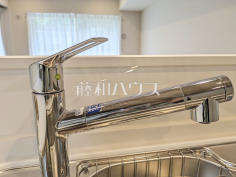 浄水器一体型水栓 【ファミール高幡不動】いつでもおいしいお水が飲める浄水器一体型水栓も完備
浄水器一体型水栓 【ファミール高幡不動】いつでもおいしいお水が飲める浄水器一体型水栓も完備