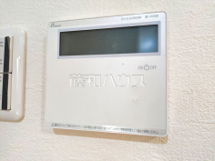 浴室給湯リモコン追焚き機能付きなので、生活時間の違う家族に便利です。 浴室給湯リモコン追焚き機能付きなので、生活時間の違う家族に便利です。