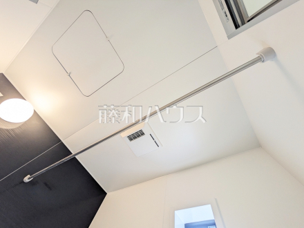 1号棟 浴室換気乾燥機 【西東京市住吉町1丁目】 換気機能によってバスルーム内のカビの発生を抑制できます。夜間や雨天時の洗濯物の乾燥に便利な乾燥機能も装備。/撮影日2026/04/17