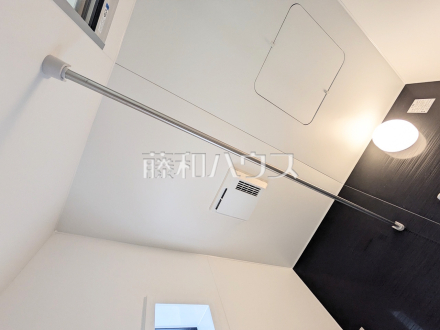2号棟 浴室換気乾燥機 【西東京市住吉町1丁目】 換気機能によってバスルーム内のカビの発生を抑制できます。夜間や雨天時の洗濯物の乾燥に便利な乾燥機能も装備。/撮影日2026/04/17