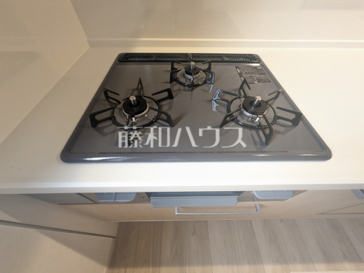 3口ガラストップコンロ フラットな表面で汚れも拭きとりやすく、お掃除が簡単な3口ガラストップコンロ