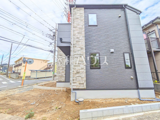 外観 【日野市百草】
モノトーンを中心とした配色の現代的なデザイン。直線的ですっきりとしたスクエアなデザインが、お客様のお住まいを都会的に印象づけます。