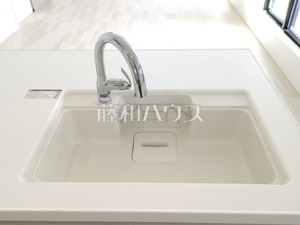 A号棟 一体型のシンクは接合部に段差やスキマが無いから、お掃除しやすいです。いつでもおいしいお水が飲める浄水器一体型水栓も完備。 【練馬区豊玉南2丁目】 A号棟 一体型のシンクは接合部に段差やスキマが無いから、お掃除しやすいです。いつでもおいしいお水が飲める浄水器一体型水栓も完備。 【練馬区豊玉南2丁目】