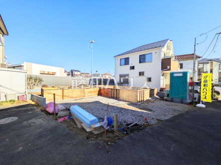 ≪外観≫ バルコニーがある2階に水回りを配置し家事動線も快適 【調布市菊野台3丁目】/撮影日2026/01/17