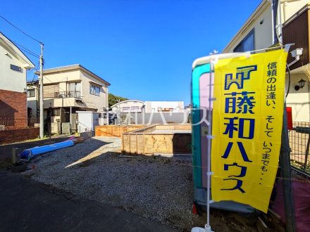 ≪外観≫ 玄関照明は人感センサー付きのため消し忘れの心配がなく、スイッチ操作も必要ありません!荷物が多い時の帰宅もオートライトだと楽々ですね。 【調布市菊野台3丁目】/撮影日2026/01/17