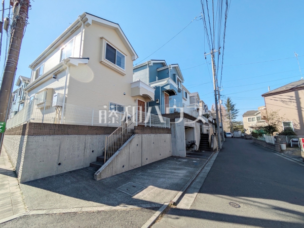 ベージュを基調とした明るめの配色で柔らかくほっこりとした姿のマイホームです。優しい色使いでコントラストを抑え落ち着きある家を演出しています。空室のため即日ご案内可能です。お気軽にお問い合わせください。 ベージュを基調とした明るめの配色で柔らかくほっこりとした姿のマイホームです。優しい色使いでコントラストを抑え落ち着きある家を演出しています。空室のため即日ご案内可能です。お気軽にお問い合わせください。