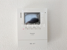 TVモニター付きインターホンTVモニター付きインターホンのため訪問者がひと目で分かります TVモニター付きインターホンTVモニター付きインターホンのため訪問者がひと目で分かります