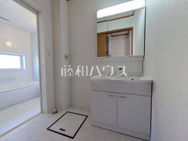 洗面室 【多摩市和田】
洗面室は、急いでいる朝でも二人で使える広さになっております。 洗面室 【多摩市和田】
洗面室は、急いでいる朝でも二人で使える広さになっております。