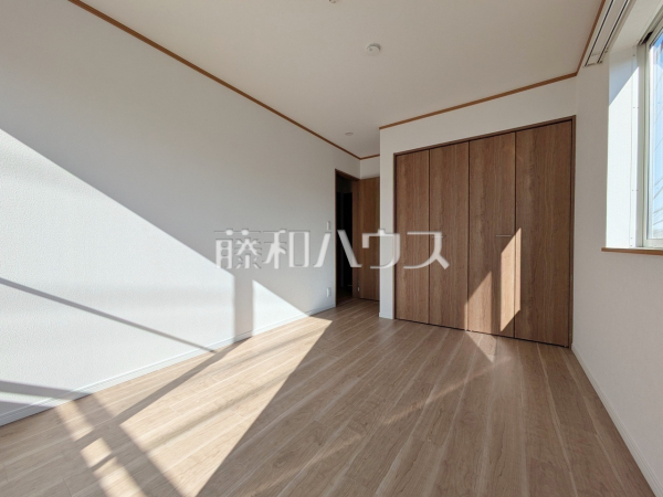 居室 【多摩市和田】
2面採光により、明るく開放的な空間となっています。 居室 【多摩市和田】
2面採光により、明るく開放的な空間となっています。