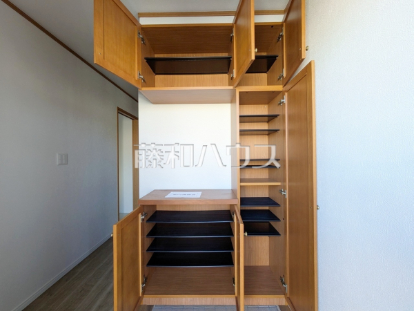 収納 【多摩市和田】
トールサイズのシューズボックスはたくさんある靴を収納でき、玄関をスッキリ綺麗な空間に保てます 収納 【多摩市和田】
トールサイズのシューズボックスはたくさんある靴を収納でき、玄関をスッキリ綺麗な空間に保てます