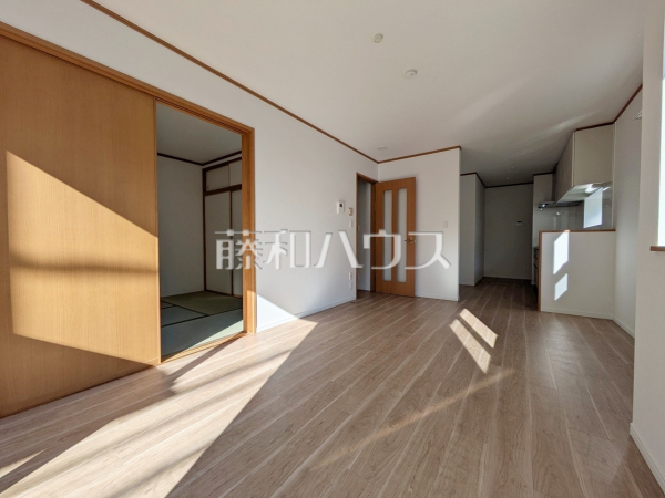 リビング 【多摩市和田】
ナチュラルな色を基調とした落ち着きのあるリビングダイニングは、リラックスできる癒し空間です。 リビング 【多摩市和田】
ナチュラルな色を基調とした落ち着きのあるリビングダイニングは、リラックスできる癒し空間です。