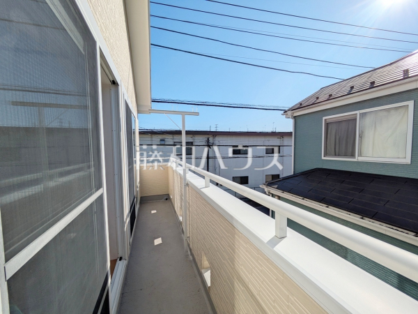 バルコニー 【多摩市和田】
南向きのバルコニーは日差しもたっぷり注ぎ、お洗濯物もよく乾きます。 バルコニー 【多摩市和田】
南向きのバルコニーは日差しもたっぷり注ぎ、お洗濯物もよく乾きます。