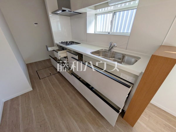 キッチン 【多摩市和田】
いつでもおいしいお水が飲める浄水器一体型水栓も完備。 キッチン 【多摩市和田】
いつでもおいしいお水が飲める浄水器一体型水栓も完備。