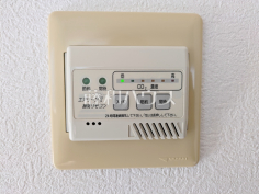 24時間換気システム24時間換気システムを利用すれば、真夏や真冬に毎日窓を開けて換気する必要がありません。快適な室温を保ちつつ、換気の手間を減らせます。 24時間換気システム24時間換気システムを利用すれば、真夏や真冬に毎日窓を開けて換気する必要がありません。快適な室温を保ちつつ、換気の手間を減らせます。