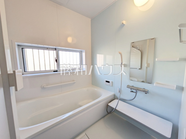 浴室 【多摩市和田】
ゆったり1坪サイズの浴室で1日の疲れをリセットできそう。 浴室 【多摩市和田】
ゆったり1坪サイズの浴室で1日の疲れをリセットできそう。