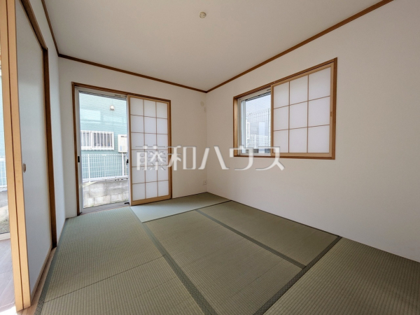 居室 【多摩市和田】
LDKに接して設けられた和室は対面キッチンからも見える位置に。お子様のお昼寝中も様子を見ながら家事ができます。またゲストルームにも最適! 居室 【多摩市和田】
LDKに接して設けられた和室は対面キッチンからも見える位置に。お子様のお昼寝中も様子を見ながら家事ができます。またゲストルームにも最適!