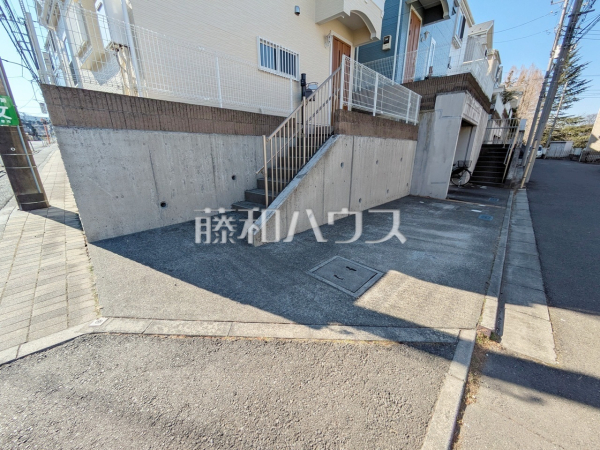 カースペース 【多摩市和田】カースペースは北側に位置するため、直射日光が避けられるため車内気温上昇やボディの色褪せを軽減できるメリットがございます。 カースペース 【多摩市和田】カースペースは北側に位置するため、直射日光が避けられるため車内気温上昇やボディの色褪せを軽減できるメリットがございます。