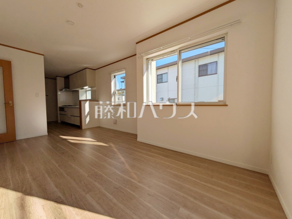 リビング 【多摩市和田】
リビングに隣接する居室の引き戸を開ければさらに開放感が広がります。 リビング 【多摩市和田】
リビングに隣接する居室の引き戸を開ければさらに開放感が広がります。