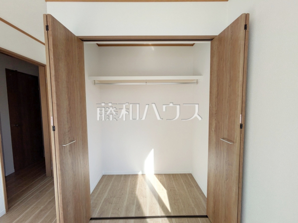 収納 【多摩市和田】
枕棚とハンガーパイプで効率良く、たくさん収納できるクローゼット!お部屋をきれいに保てそうですね。 収納 【多摩市和田】
枕棚とハンガーパイプで効率良く、たくさん収納できるクローゼット!お部屋をきれいに保てそうですね。