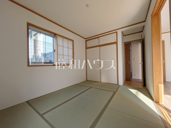 居室 【多摩市和田】
リビング隣の居室は、引き戸を開ければ続き間として約19.5帖超の広々空間となります。 居室 【多摩市和田】
リビング隣の居室は、引き戸を開ければ続き間として約19.5帖超の広々空間となります。