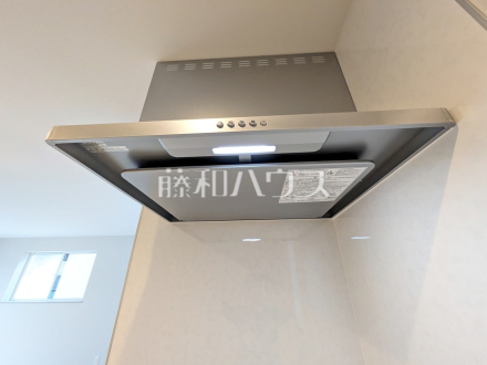 その他設備 【日野市東豊田3丁目】 お手入れのしやすいレンジフードは見た目もスッキリしていて、料理時の油煙やニオイを効率的に外に出せます。/撮影日2026/08/29