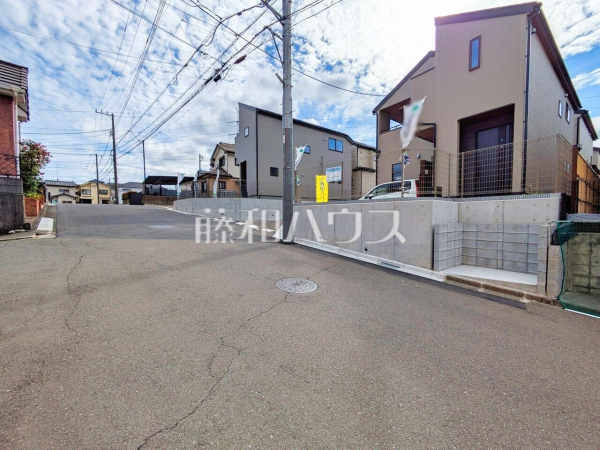 接道状況および現場風景 【所沢市上新井1丁目】 接道状況および現場風景 【所沢市上新井1丁目】