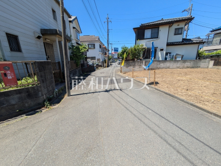 接道状況および現場風景 【日野市南平2丁目】南側が開けているため、日差しもサンサンと降り注ぎます。/撮影日2026/05/30