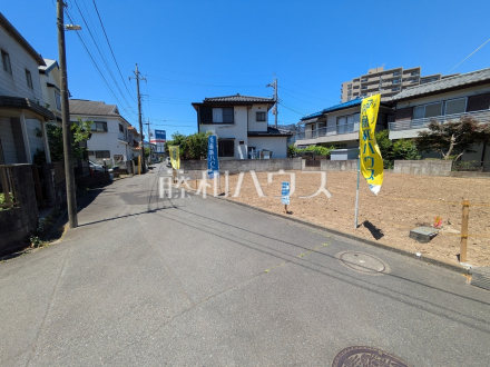 接道状況および現場風景 【日野市南平2丁目】南側が開けているため、日差しもサンサンと降り注ぎます/撮影日2026/05/30