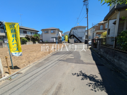 接道状況および現場風景 【日野市南平2丁目】前面道路5m。運転が少し苦手な方でも運転・駐車がしやすそうですね。/撮影日2026/05/30