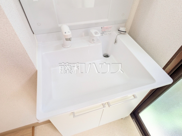 洗面台 【第二西武マンション】洗面化粧台のボウルは汚れにくく、幅も広めでお掃除も楽々できます。 洗面台 【第二西武マンション】洗面化粧台のボウルは汚れにくく、幅も広めでお掃除も楽々できます。