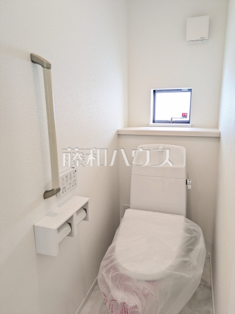 A号棟 トイレ 【糸満市字兼城】 きれいでさわやか、ウォシュレット付きトイレ A号棟 トイレ 【糸満市字兼城】 きれいでさわやか、ウォシュレット付きトイレ