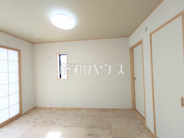 A号棟 リビング隣の和室(施工中) 【糸満市字兼城】 和室はお子様のお昼寝タイムや、ちょっとしたプライベートな時間を過ごしたりと様々な使い方が可能です。 A号棟 リビング隣の和室(施工中) 【糸満市字兼城】 和室はお子様のお昼寝タイムや、ちょっとしたプライベートな時間を過ごしたりと様々な使い方が可能です。