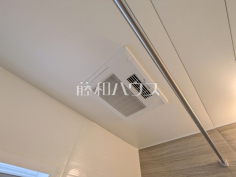 浴室乾燥機(浴室内上部)雨の日の強い味方!浴室換気乾燥機付きユニットバスで洗濯物が乾かせます 浴室乾燥機(浴室内上部)雨の日の強い味方!浴室換気乾燥機付きユニットバスで洗濯物が乾かせます
