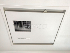 4号棟 浴室乾燥機(浴室内上部)雨の日の強い味方!浴室換気乾燥機付きユニットバスで洗濯物が乾かせます。 4号棟 浴室乾燥機(浴室内上部)雨の日の強い味方!浴室換気乾燥機付きユニットバスで洗濯物が乾かせます。