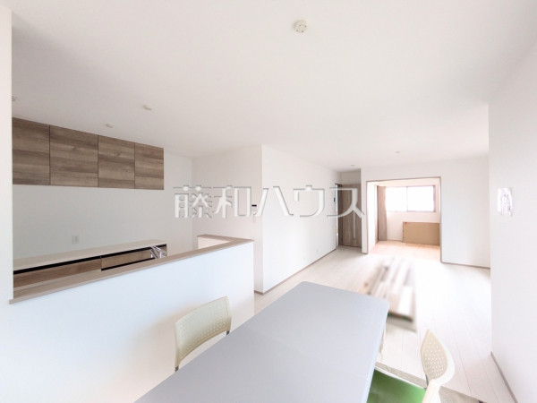 22号棟 リビング 【豊見城市字渡橋名】 たっぷりの日差しや心地良い風が入る、約18帖の広々としたリビングが魅力! 22号棟 リビング 【豊見城市字渡橋名】 たっぷりの日差しや心地良い風が入る、約18帖の広々としたリビングが魅力!