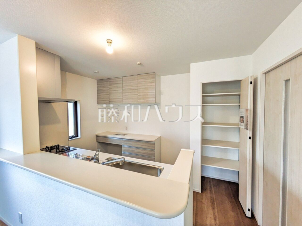 26号棟 キッチン 【豊見城市字渡橋名】 カウンターキッチン越しでの会話が、家族団らんのスタートです。 26号棟 キッチン 【豊見城市字渡橋名】 カウンターキッチン越しでの会話が、家族団らんのスタートです。