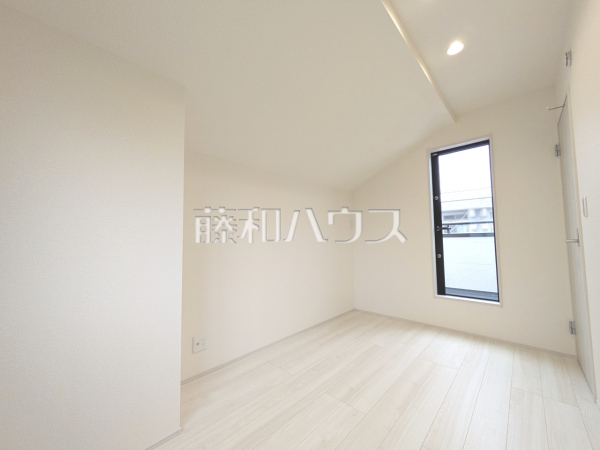 ≪3号棟 居室≫バルコニーへダイレクトに出られる居室には季節を感じられる嬉しい空間があります。【多摩市一ノ宮4丁目】 ≪3号棟 居室≫バルコニーへダイレクトに出られる居室には季節を感じられる嬉しい空間があります。【多摩市一ノ宮4丁目】