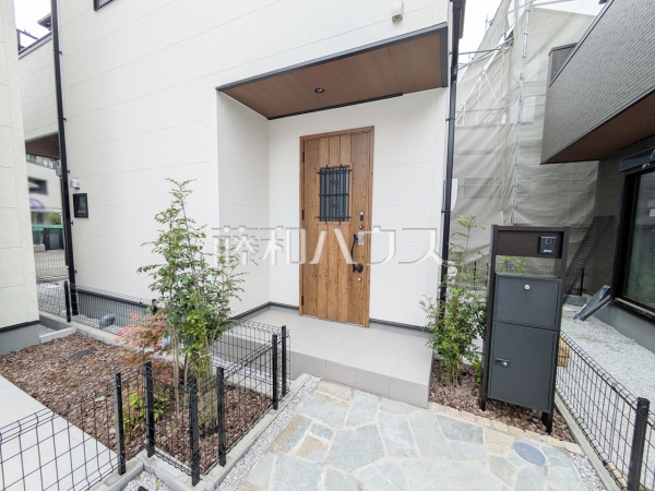 ≪3号棟 玄関≫玄関はお家の顔!植栽やガーデングッズなどを利用し、お客様をお出迎えする玄関アプローチをオシャレに飾ってみてはいかがでしょうか。【多摩市一ノ宮4丁目】 ≪3号棟 玄関≫玄関はお家の顔!植栽やガーデングッズなどを利用し、お客様をお出迎えする玄関アプローチをオシャレに飾ってみてはいかがでしょうか。【多摩市一ノ宮4丁目】