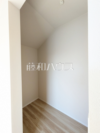 ウォークインクローゼットがあるので、お洋服等がたくさん収納できて便利です。 【八王子市椚田町】 ウォークインクローゼットがあるので、お洋服等がたくさん収納できて便利です。 【八王子市椚田町】