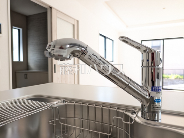 いつでもおいしいお水が飲める浄水器一体型水栓も完備。 【八王子市椚田町】 いつでもおいしいお水が飲める浄水器一体型水栓も完備。 【八王子市椚田町】