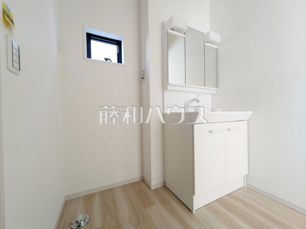 洗面室には三面鏡付きの洗面台。鏡の裏にも収納があり、歯ブラシや化粧品等もすっきり収納できて朝の準備がスムーズです 【八王子市椚田町】 洗面室には三面鏡付きの洗面台。鏡の裏にも収納があり、歯ブラシや化粧品等もすっきり収納できて朝の準備がスムーズです 【八王子市椚田町】