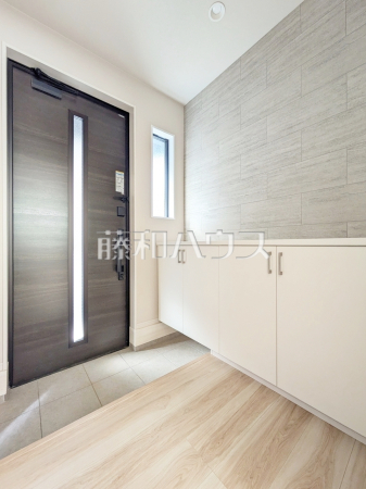 自然光を取り入れ明るい空間になるよう設計された玄関です。 【八王子市椚田町】 自然光を取り入れ明るい空間になるよう設計された玄関です。 【八王子市椚田町】