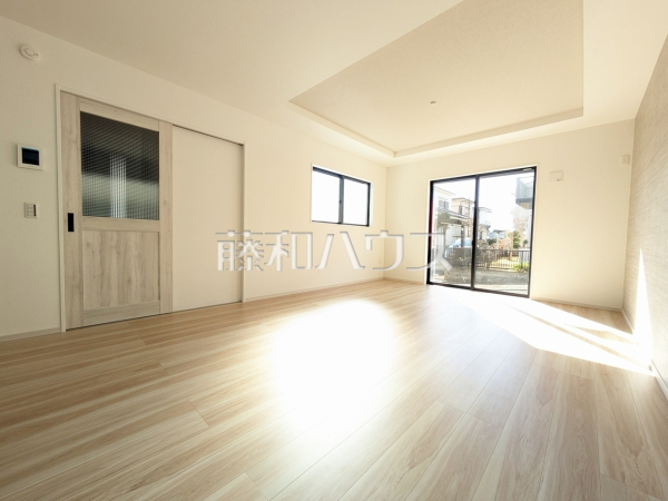 家族の存在を近くに感じ、心安らぐこの空間はいつも心地よく、気が付けば楽しい一日が終わろうとしている、そんな憩いのリビングです。 【八王子市椚田町】 家族の存在を近くに感じ、心安らぐこの空間はいつも心地よく、気が付けば楽しい一日が終わろうとしている、そんな憩いのリビングです。 【八王子市椚田町】