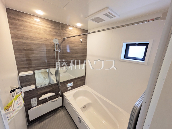 ≪2号棟 浴室≫ゆったり寛げる1坪タイプのユニットバス。疲れたからだを癒してあげてください。【府中市南町1丁目】 ≪2号棟 浴室≫ゆったり寛げる1坪タイプのユニットバス。疲れたからだを癒してあげてください。【府中市南町1丁目】