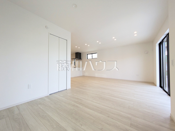 ≪2号棟 リビング≫リビングに併設された収納スペースには、お子様の本やおもちゃ、掃除機やちょっとした小物などがスッキリ収納できます。 【府中市南町1丁目】 ≪2号棟 リビング≫リビングに併設された収納スペースには、お子様の本やおもちゃ、掃除機やちょっとした小物などがスッキリ収納できます。 【府中市南町1丁目】