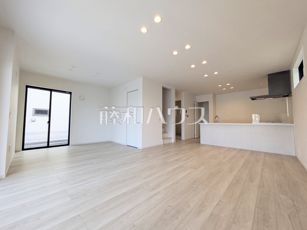 ≪2号棟 リビング≫大きなソファーを置いても圧迫感がない約17.7帖+約4.0帖の広々LDK。窓からは陽光をたっぷり採り込み、明るく快適な団らん空間となっております。 【府中市南町1丁目】 ≪2号棟 リビング≫大きなソファーを置いても圧迫感がない約17.7帖+約4.0帖の広々LDK。窓からは陽光をたっぷり採り込み、明るく快適な団らん空間となっております。 【府中市南町1丁目】