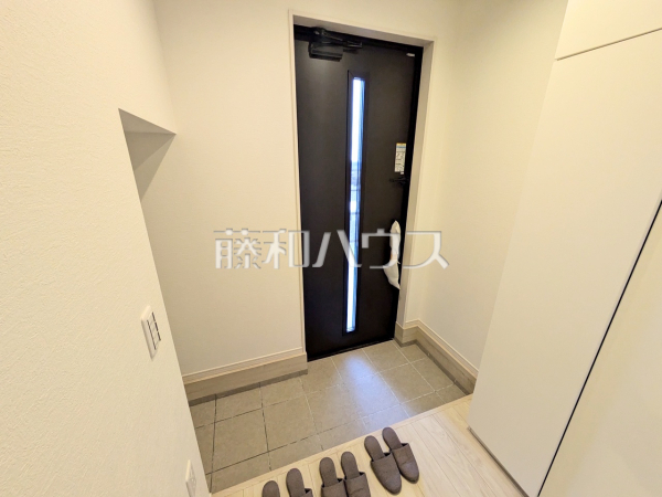 ≪2号棟 玄関≫自然光を取り入れ明るい空間になるよう設計された玄関です。【府中市南町1丁目】 ≪2号棟 玄関≫自然光を取り入れ明るい空間になるよう設計された玄関です。【府中市南町1丁目】